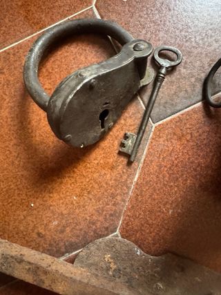 Antiguas cerraduras y cerrojo forjadas.