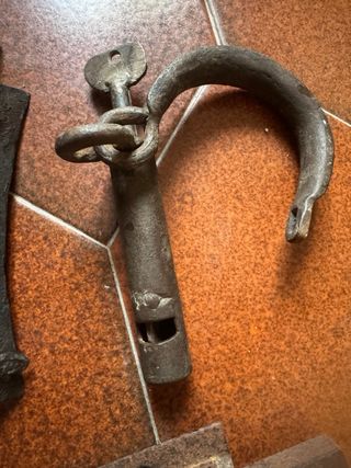 Antiguas cerraduras y cerrojo forjadas.