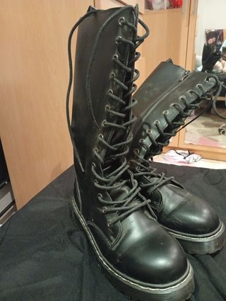 Botas altas negras con cordones