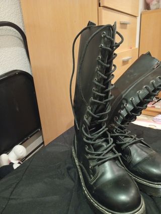 Botas altas negras con cordones