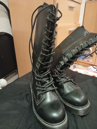 Botas altas negras con cordones