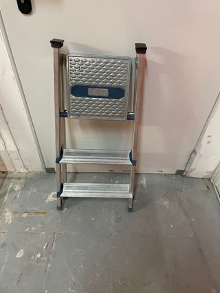 Escalera plegable de aluminio