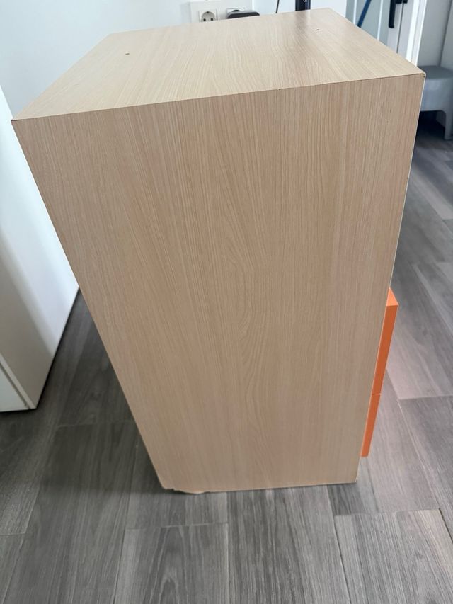 Mesa de cabeceira com gavetas