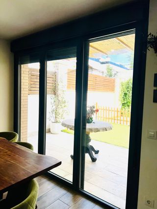 Puerta aluminio con persiana