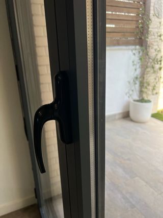 Puerta aluminio con persiana