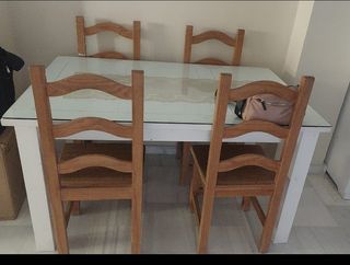Mesa de comedor con 4 sillas