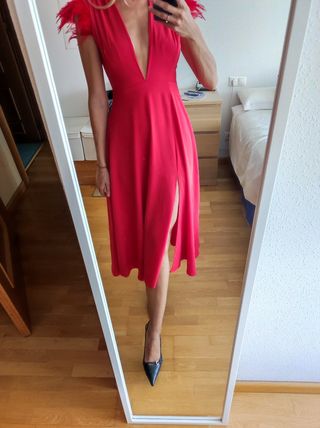 Vestido rojo plumas