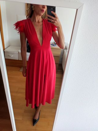 Vestido rojo plumas
