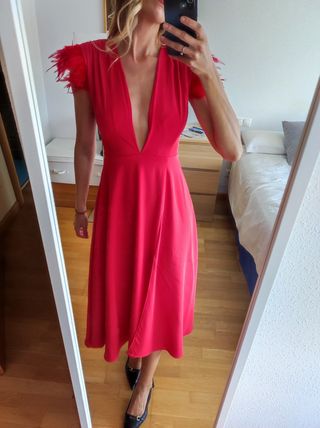 Vestido rojo plumas