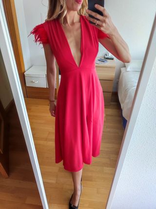 Vestido rojo plumas