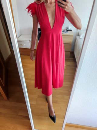 Vestido rojo plumas