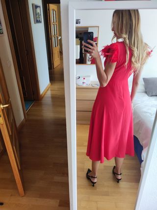 Vestido rojo plumas