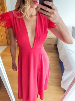 Vestido rojo plumas