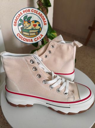 Zapatillas altas beige y rojas estilo converse 