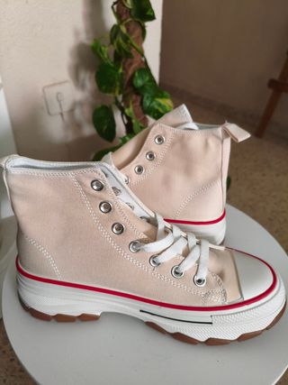 Zapatillas altas beige y rojas estilo converse 