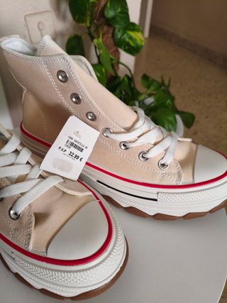 Zapatillas altas beige y rojas estilo converse 
