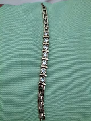 Pulsera dorada antigua con detalles brillantes