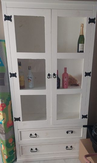 Vitrina de madera y cristal