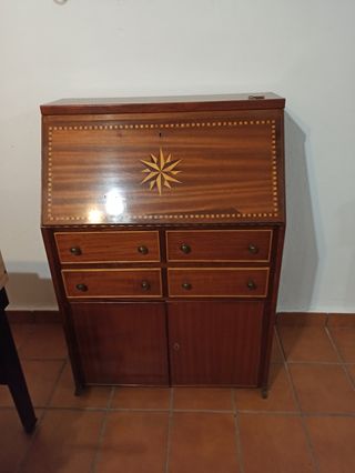 Mueble de madera con estrella decorativa