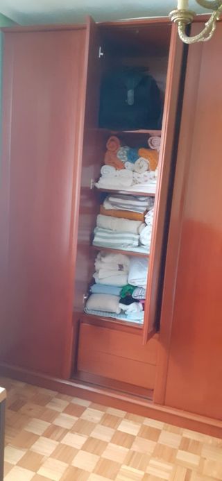 Armario de habitación madera con espejo