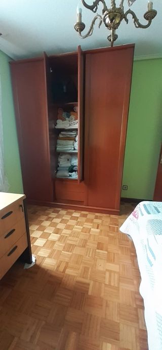 Armario de habitación madera con espejo