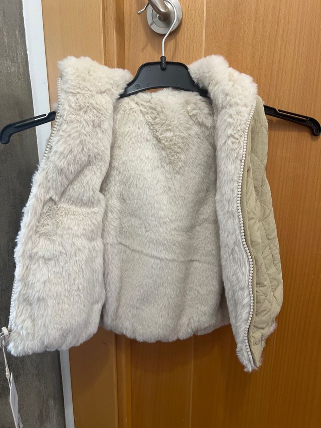 Chaleco reversible Zara beige/blanco Talla 18-24