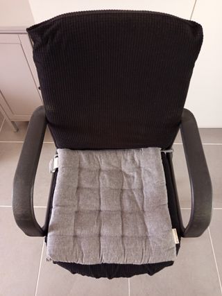 Silla de oficina negra y gris con ruedas