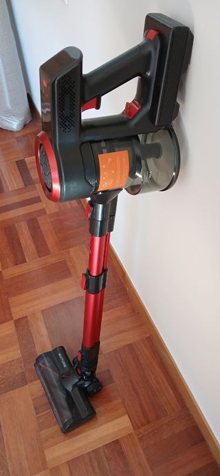 Aspiradora sin cable roja y negra