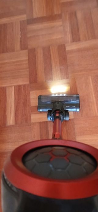 Aspiradora sin cable roja y negra