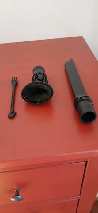 Aspiradora sin cable roja y negra