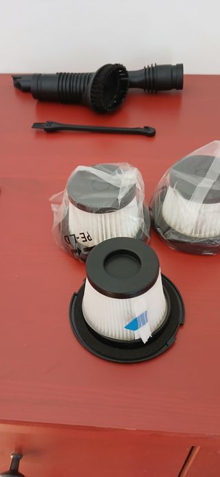 Aspiradora sin cable roja y negra