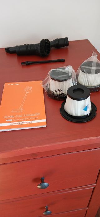 Aspiradora sin cable roja y negra