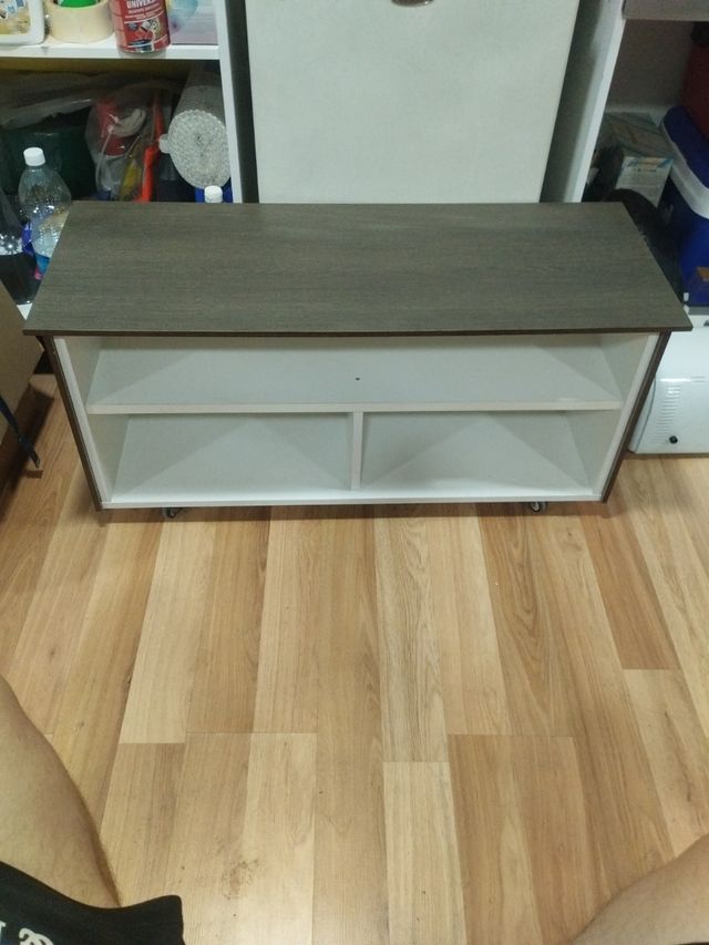 Mueble de comedor con ruedas