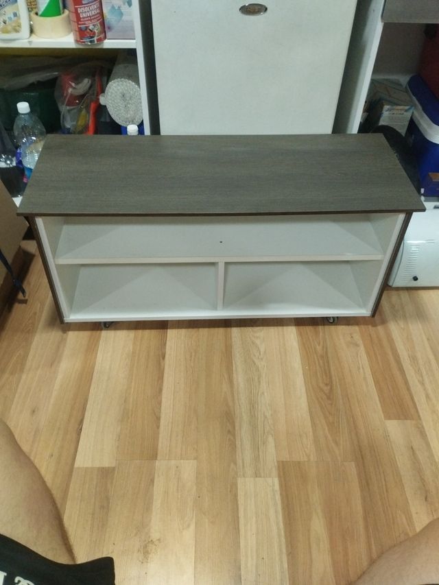 Mueble de comedor con ruedas