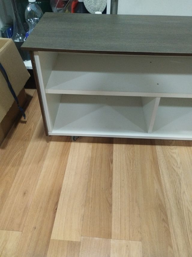 Mueble de comedor con ruedas