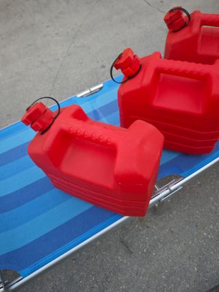 3 depósitos de Gasolina Rojos