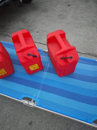 3 depósitos de Gasolina Rojos