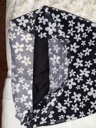 Vestido negro con flores blancas
