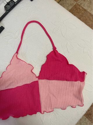 Top rosa con tirantes.