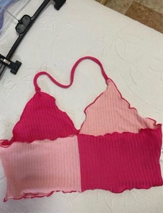 Top rosa con tirantes.