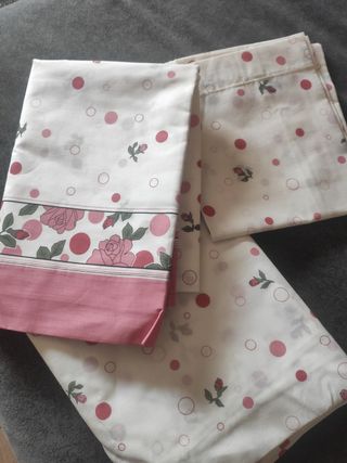 Juego de sábanas rosas y blancas