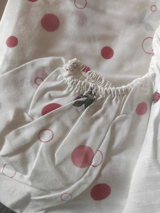 Juego de sábanas rosas y blancas