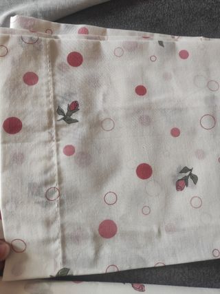 Juego de sábanas rosas y blancas