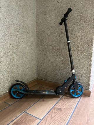 Patinete plegable azul y negro