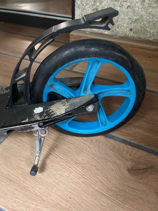 Patinete plegable azul y negro