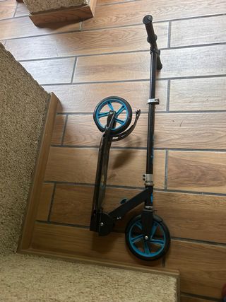 Patinete plegable azul y negro