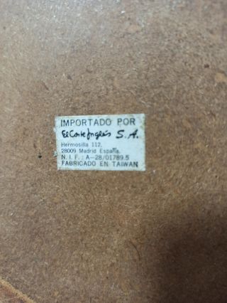 Urna decorativa con mariposa y piña