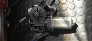 Motor elevalunas delantero izquierdo 2133342 (AG)