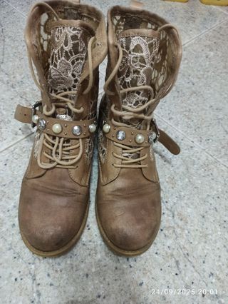 Stivaletti marroni con dettagli oro