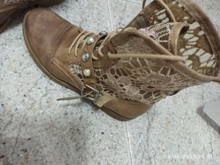 Stivaletti marroni con dettagli oro